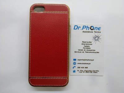 Capa vermelha para smartphone com textura tipo couro ao lado de cartão Dr.Phone