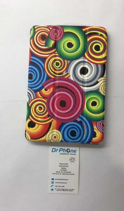 Capa protetora colorida com círculos concêntricos sobre superfície branca e cartão de visita