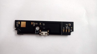Placa eletrónica preta com micro conector USB e componentes sobre fundo branco