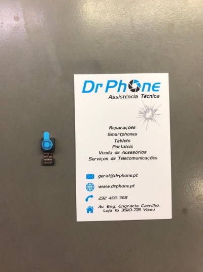 Componente eletrónico com fita azul junto a cartão de visita da Dr Phone com informações de assistência técnica