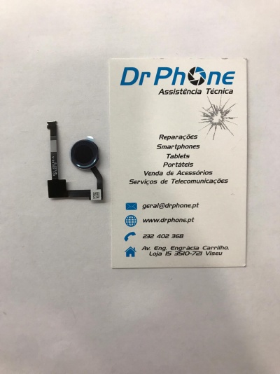 Peça eletrónica pequena com conector flexível e cartão de visita da assistência técnica Dr Phone.
