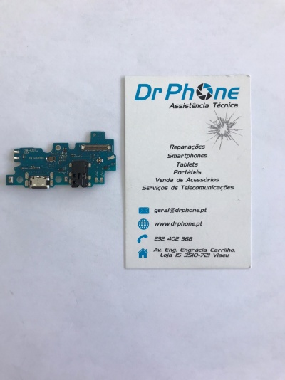 Placa eletrónica azul com cartão de visita branco da empresa Dr Phone