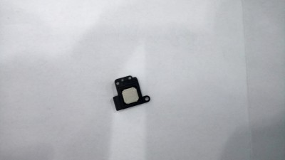 Componente eletrónica pequena preta com parte metálica prateada