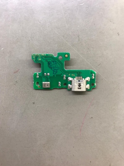 Placa eletrónica verde com componentes e conector branco