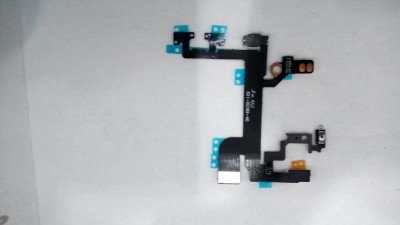 cabo flex preto com conectores e etiquetas azuis