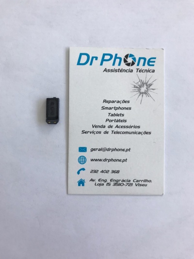 Peça eletrónica preta junto a cartão de visita da Dr Phone Assistência Técnica
