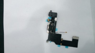 Placa flex preta com componentes eletrónicos sobre fundo branco