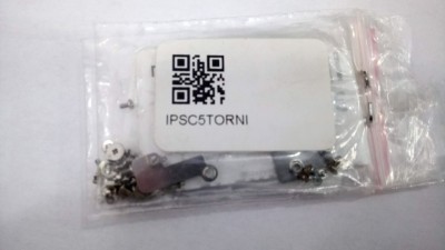 Pacote com pequenos parafusos e peças metálicas etiquetados com IPSC5TORNI