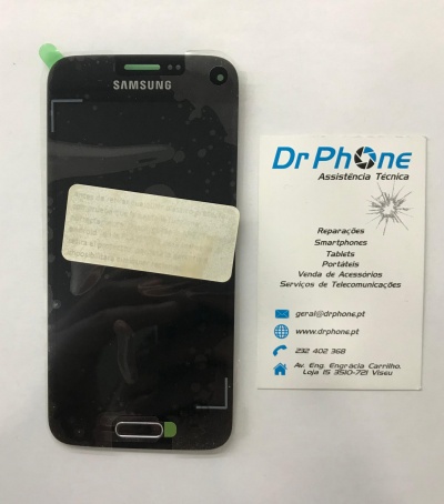 Smartphone Samsung preto com etiqueta e cartão de visita da Dr Phone em fundo branco