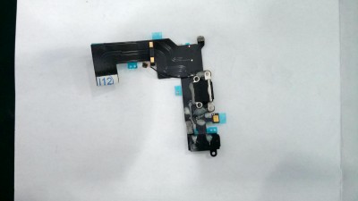 Peça eletrónica flexível preta com componentes metálicos prateados e etiquetas azuis