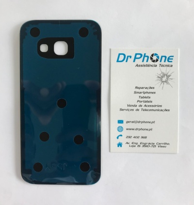 Tampa traseira azul escuro para smartphone junto a cartão de visita da assistência técnica Dr Phone