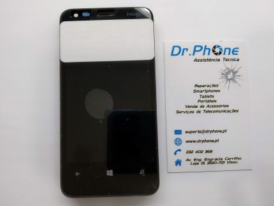 Smartphone preto com ecrã partido ao lado de cartão de visita DR.PHONE