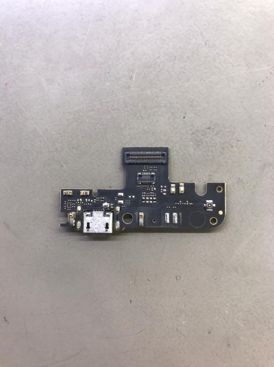 Placa eletrónica preta com conector USB tipo C e componentes