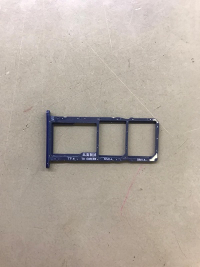 Bandeja azul para cartões SIM e TF com texto branco sobre superfície cinza