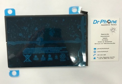 Bateria preta de íon de lítio com abas azuis e cartão de visita