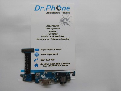 Placa eletrónica de telemóvel sobre cartão de assistência técnica Dr. Phone