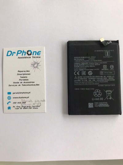 Bateria preta de iões de lítio para telemóvel com cartão da empresa Dr Phone ao lado