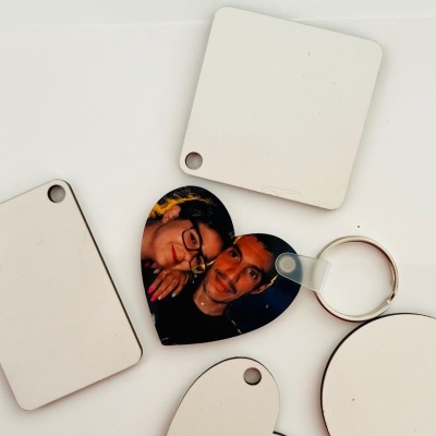 Porta-chaves de várias formas com superfícies brancas e um com fotografia de casal em forma de coração