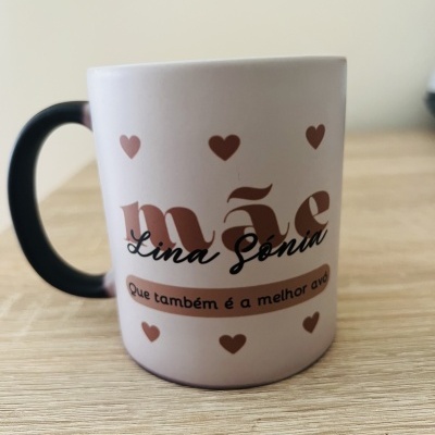 Caneca branca com corações castanhos e texto em português sobre mãe e avó