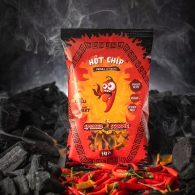 Pacote vermelho e preto de snacks Hot Chip Chilli Strips com ilustração de pimento caricatura e texto