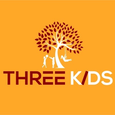Logótipo com texto THREE KIDS e ilustração de árvore com três crianças a brincar