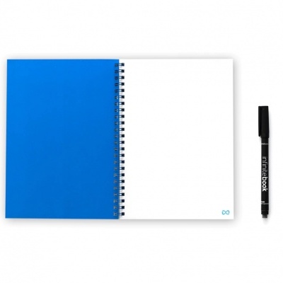 Caderno azul espiral e caneta preta sobre fundo branco
