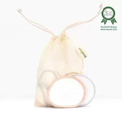 Espelho portátil redondo com saco branco em fundo branco