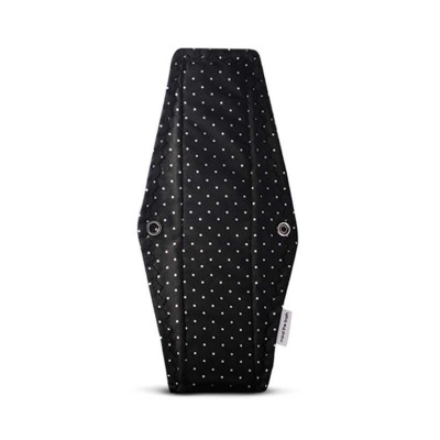 Cinto preto com pequenos pontos brancos e botões metálicos