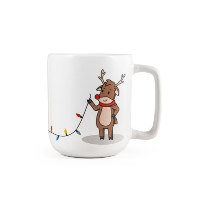 Caneca branca com ilustração de rena e luzes de Natal