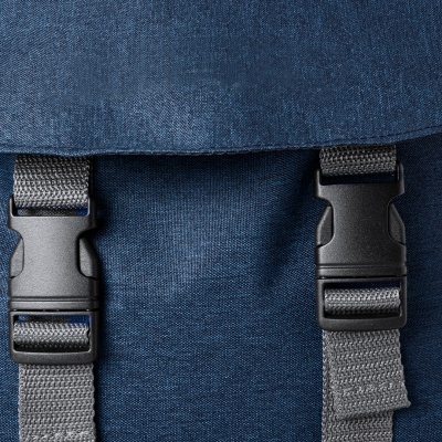 mochila azul escuro com fivelas e alças cinzentas