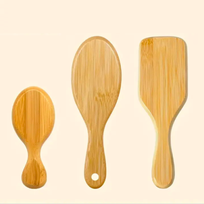 Três tábuas de cortar de bambu em diferentes tamanhos e formas sobre fundo claro