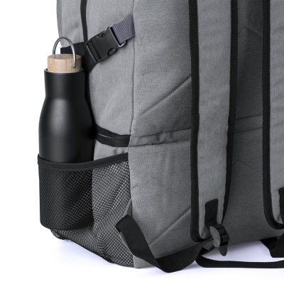 Garrafa térmica preta com tampa de cortiça no bolso lateral de rede de mochila cinza.