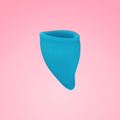 Produto cónico azul de silicone com abertura oval em fundo rosa