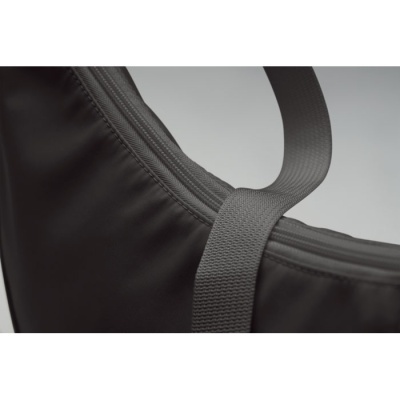 Close-up de mala ou mochila preta com alça cinzenta em tecido resistente