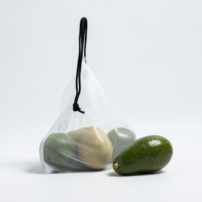 Sacola translúcida com abacates e abacate solto, fundo branco