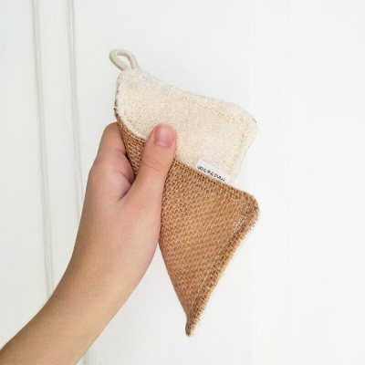 Produto de tecido em forma de gelado com casquinha castanha e topo bege claro