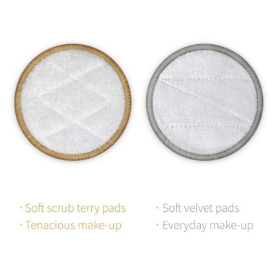 Dois discos redondos para remoção de maquilhagem com bordas bege e cinza
