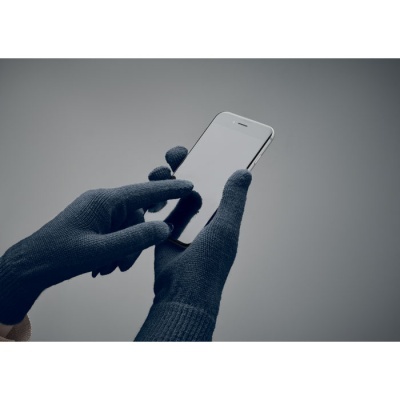 Mãos com luvas azuis a usar smartphone