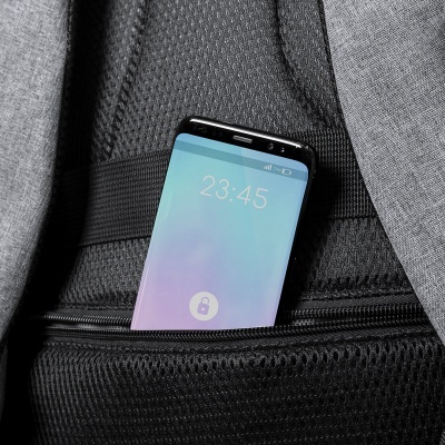 Mochila em RPET (Material 100% reciclado) com abertura anti-roubo