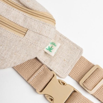 Cinto ou mochila pequena bege com fivela plástica e etiqueta HEMP