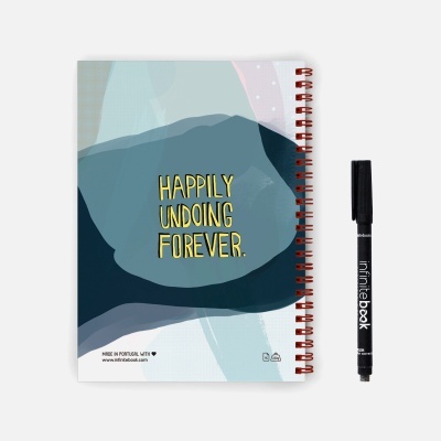 Caderno azul com texto amarelo e caneta preta ao lado