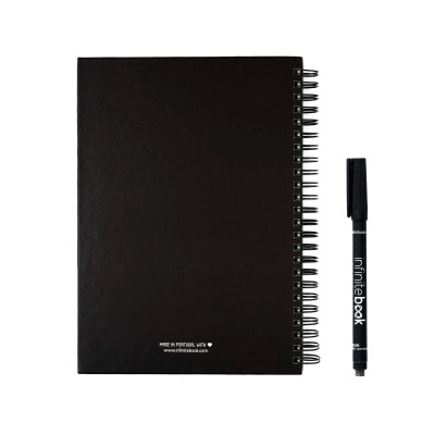 Caderno espiral preto e caneta preta sobre fundo branco