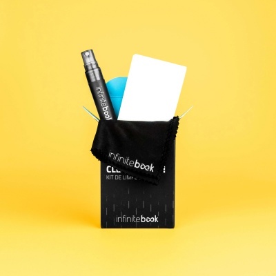 Kit de limpeza infinitebook com frasco de spray, pano preto, bola azul e capa preta