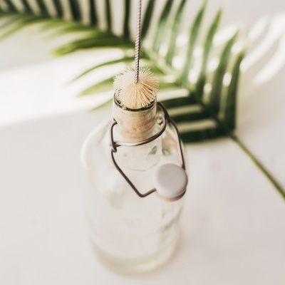 Garrafa de vidro com escova de limpeza e tampa de cortiça