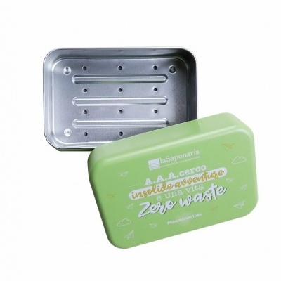 Caixa de metal verde com texto e tampa ligeiramente aberta