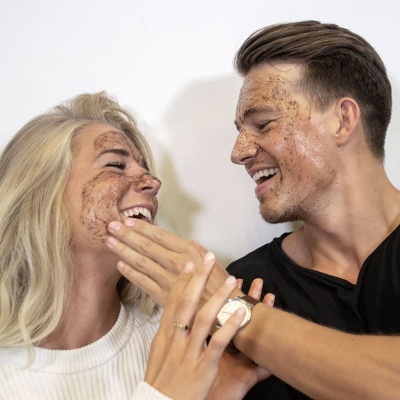 Homem e mulher a rir com máscara facial marrom no rosto