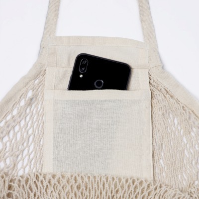 Saco de rede de algodão cru com bolso frontal e telemóvel preto interior.