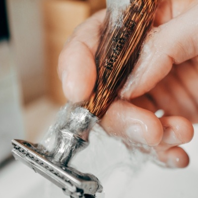 LÂMINA DEPILATÓRIA OU DE BARBEAR COM CABO EM BAMBU - BAMBAW