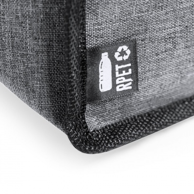 Detalhe de sacola cinza de tecido com etiqueta RPET e símbolo de reciclagem