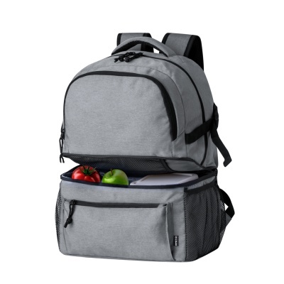 Mochila cinzenta com compartimento inferior aberto contendo fruta e recipiente branco